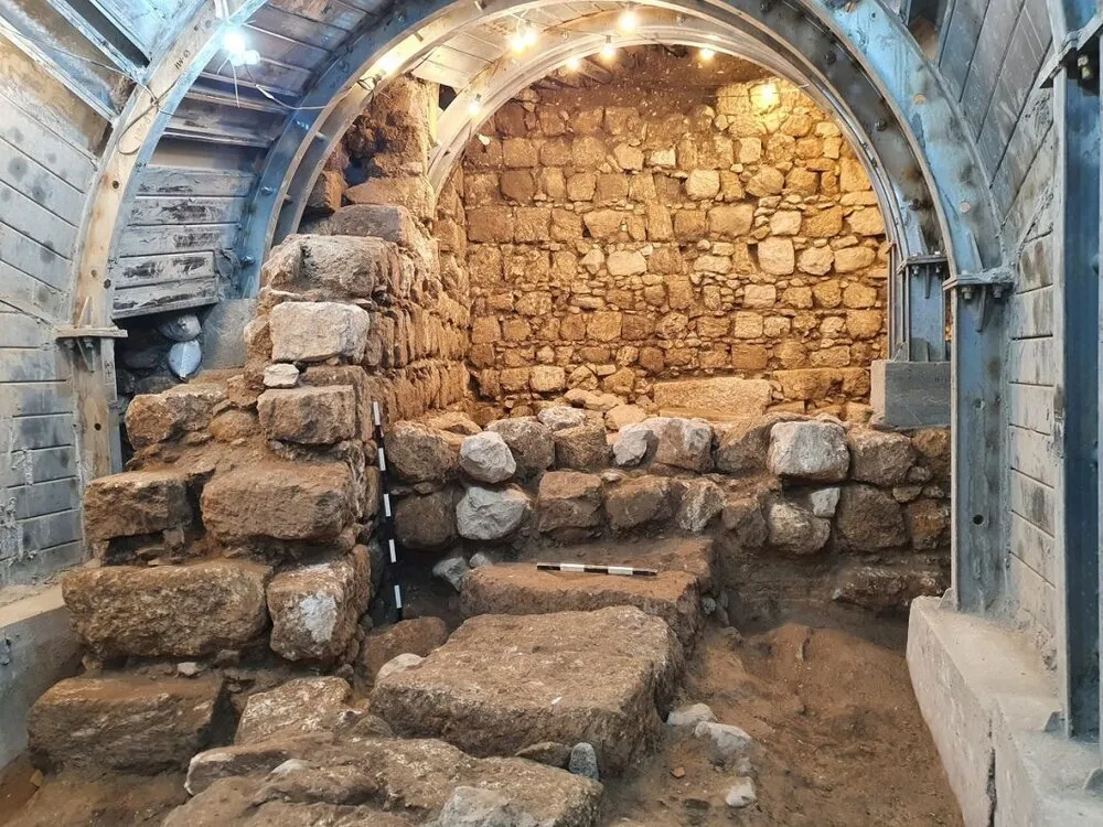 کشف مهره طلایی ۱۶۰۰ساله به دست دختر ۱۸ساله