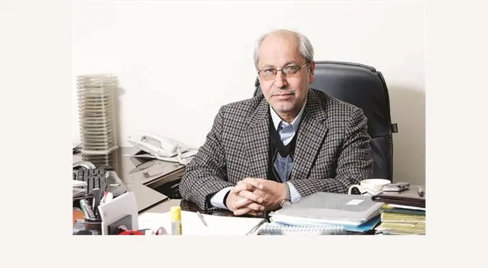 نیلی سوت قطار را کشید
