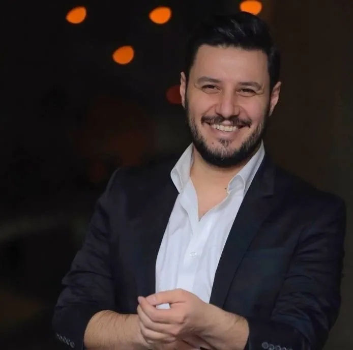 جواد عزتی به همراه بادیگاردش در اکران مرد بازنده + فیلم