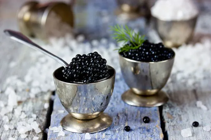 ۵۰ گرم خاویار چیزی معادل یک گرم طلای ۱۸ عیار است! + جدول قیمت انواع خاویار
