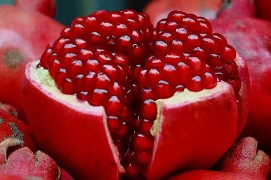 به این ۷ دلیل در شب یلدا، انار بخورید!