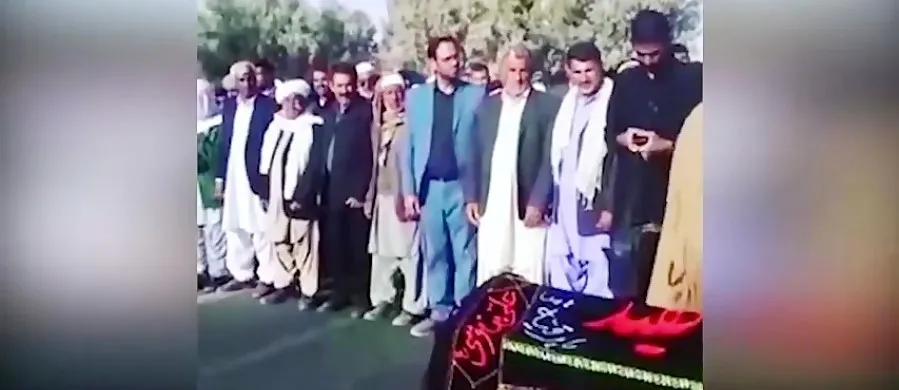 خواندن نماز میت در وسط جاده به نشانه اعتراض +فیلم