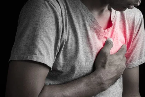 چرا قفسه سینم درد میکنه؟ + تمام دلایل تیر کشیدن و درد قفسه سینه