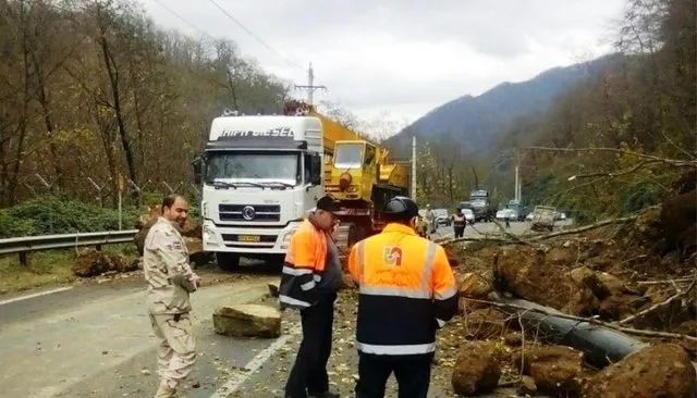 پاکسازی ریزش کوه و بازگشایی جاده آستارا به‌ اردبیل‌