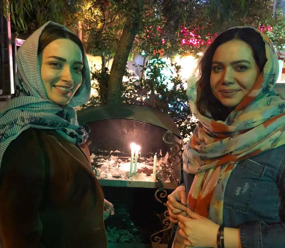 دعای بهنوش طباطبایی جلوی سقاخانه +عکس