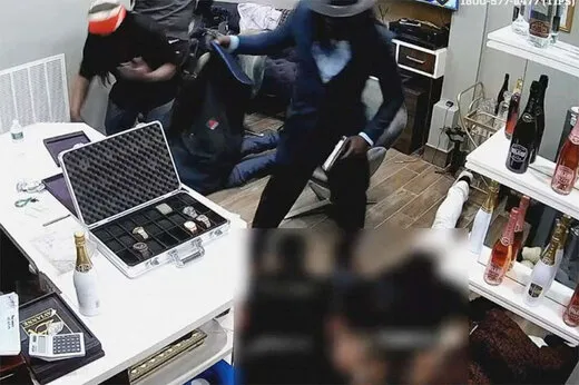 لحظه پرالتهاب سرقت از یک جواهرفروشی در نیویورک + فیلم