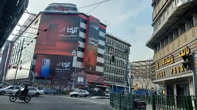 اعتراض-کسبه-پاساژ-علاءالدین-به-بی-ثباتی-قیمت-ارز-تجمع-و-پایین-کشیدن-کرکره-مغازه-ها