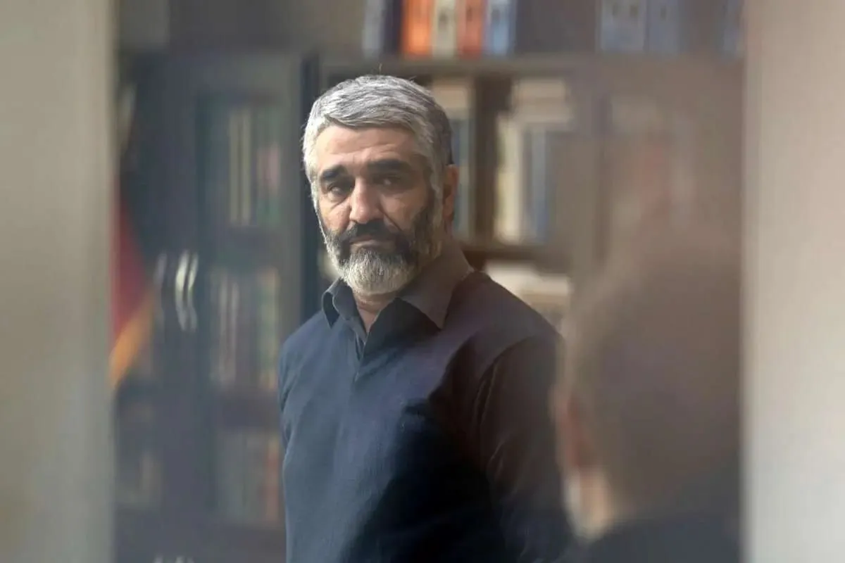چهره عجیب پژمان جمشیدی با تیم وکلای پرونده اش جنجالی شد+ عکس
