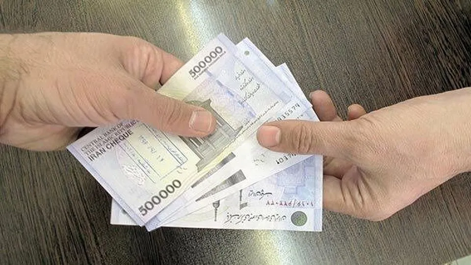 کارفرما می تواند عیدی و سنوات کارگران را ماهانه پرداخت کند؟