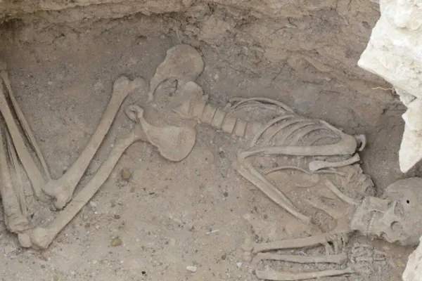 کشف ۹۰ گور دوره اشکانی در «لیارسنگ بن» املش +تصاویر
