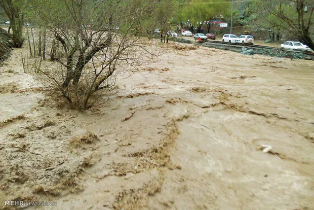 سقوط پژو ۴۰۵ به رودخانه کرج