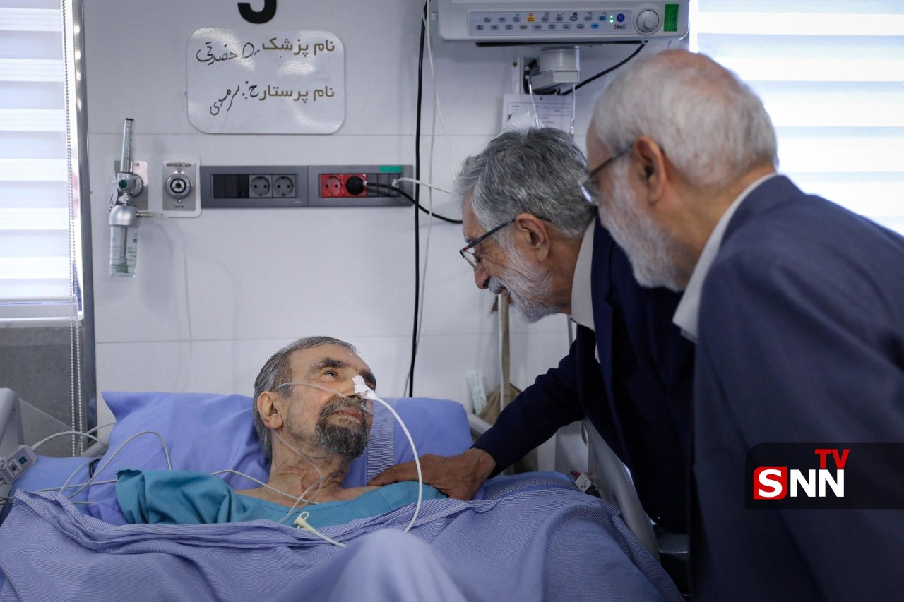 عیادت نمایندگان رهبر انقلاب از هنرمند معروف در بیمارستان عیادت نمایندگان رهبر انقلاب از هنرمند معروف در بیمارستان