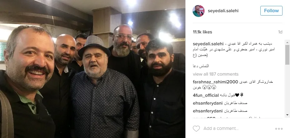 عکس دسته جمعی هنرمندان با اکبر عبدی در هیئت