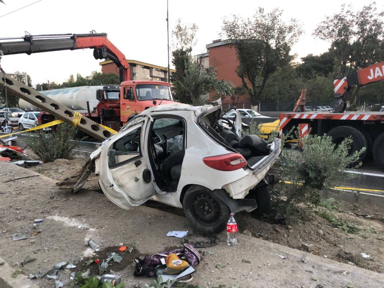 تصادف مرگبار در بزرگراه بسیج / پژو ۲۰۷ جان دو زن را گرفت + عکس تصادف مرگبار در بزرگراه بسیج / پژو ۲۰۷ جان دو زن را گرفت + عکس