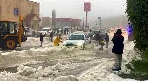 بارش برف سنگین در عربستان / جمع کردن برف با بولدوزر! + فیلم