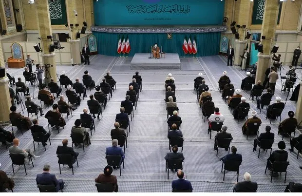 سران قوا و جمعی از کارگزاران نظام با رهبری دیدار کردند