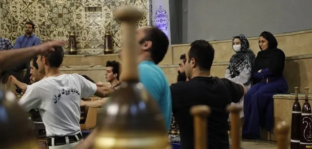 جنجال ورود دو زن به زورخانه ادامه دارد +عکس