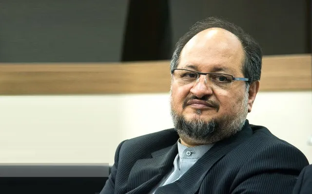 شریعتمداری: هیچ خودروسازی حق تحویل قطعه غیراستاندارد ندارد/ عمق بخشی به ساخت داخل بدون توجه به استاندارد خیانت به مردم است