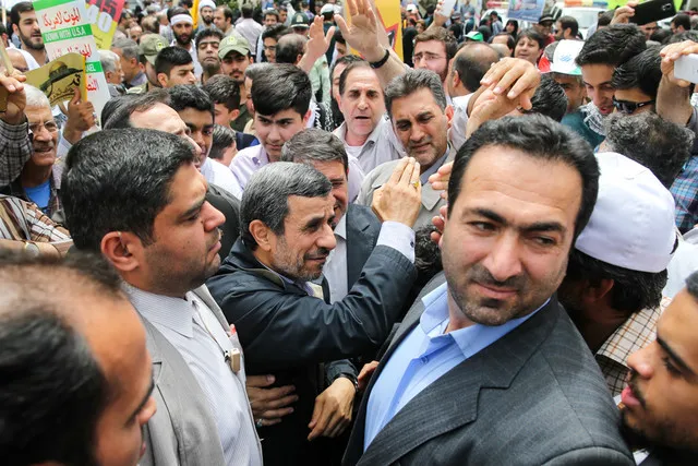 حضور احمدی‌نژاد در راهپیمایی حاشیه‌ساز شد