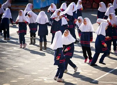 پدر و مادر، هر دو ولی دانش آموز شناخته می شوند