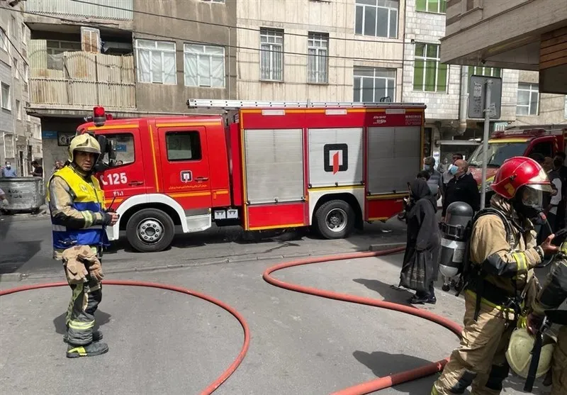 نجات زن جوان و دختران خردسال توسط آتش نشانان