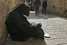 شناسایی گدای قلابی با پوشش زنانه +فیلم