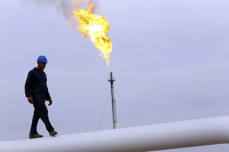 Oil prices fall on rising U.S. crude stocks, OPEC output concerns
