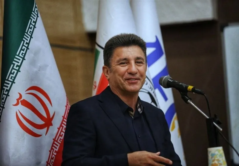تصویری جالب از امیر قلعه نویی با لباس احرام در کنار خانه کعبه