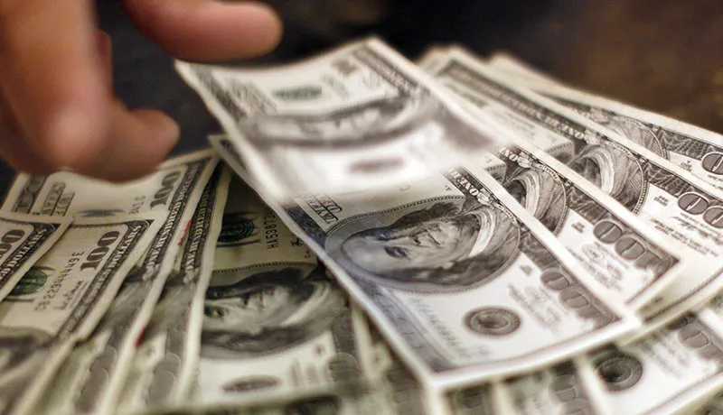 ۱۳ هزار و ۵۵۰ تومان؛ متوسط قیمت فروش دلار در فرودین
