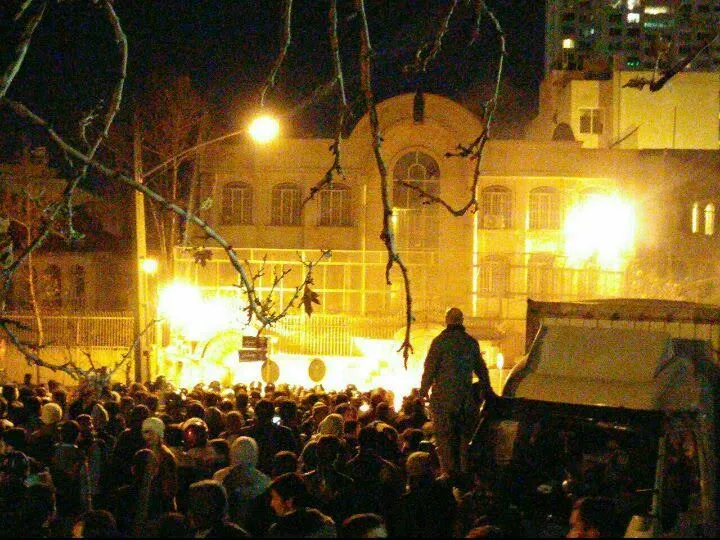 درب سفارت عربستان در تهران شکست +عکس