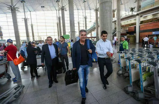 تصویری از کارلوس کی‌روش در حال ترک ایران