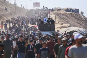 سیل بازگشت فلسطینیان به خانه‌هایشان پس از اعلام آتش‌بس + تصاویر