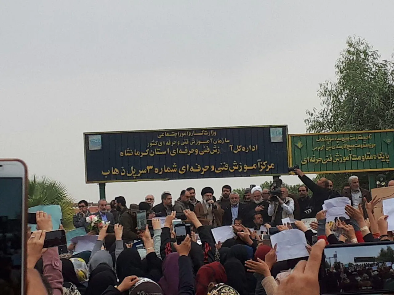 رهبر معظم انقلاب: من با یکایک دل‌های داغدار شما همدردم/ شما مردانگی و استقامت خود را در جنگ تحمیلی نشان دادید