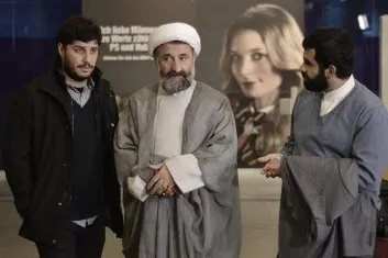 بازیگر معروف در لباس روحانیت کنارِ بازیگر زن خارجی +عکس
