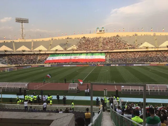 رونمایی از بزرگ‌ترین پرچم ملی ایران درورزشگاه آزادی+ عکس