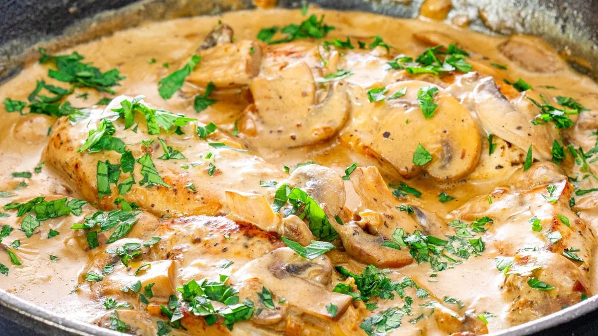 روش تهیه خوراک مرغ خامه‌ای با قارچ