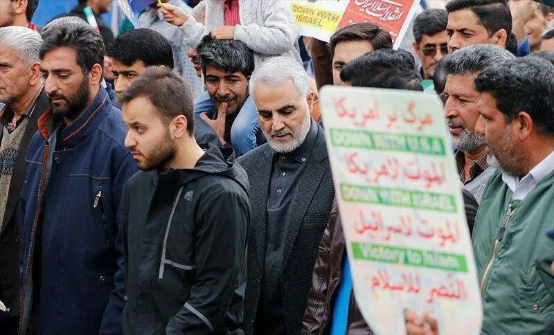 سردار سلیمانی در راهپیمایی کرمان +عکس