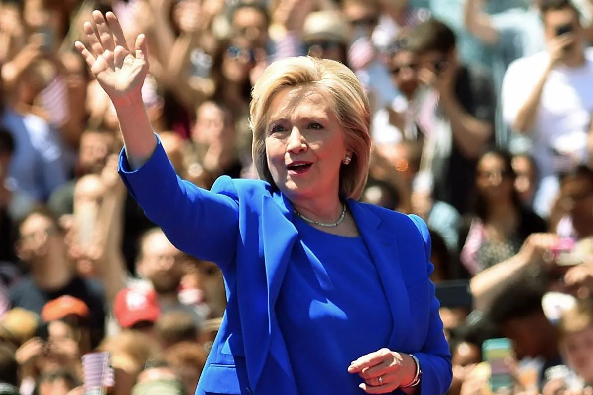 Clinton Campaign Ramps Up Chase for Republican Votes After Trump Stumbles