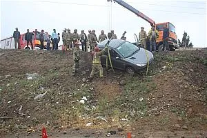 معلق ماندن خودروی سواری در حاشیه بزرگراه آزادگان