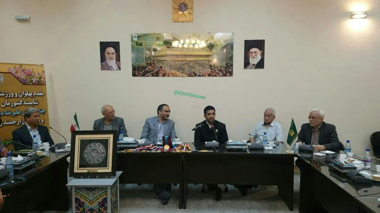 دبیر، مدال‌هایش را به آستان قدس رضوی اهدا کرد