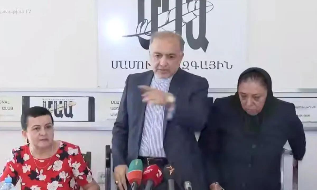 سفیر ایران یک خبرنگار را از نشست خبری خود بیرون کرد!+ فیلم