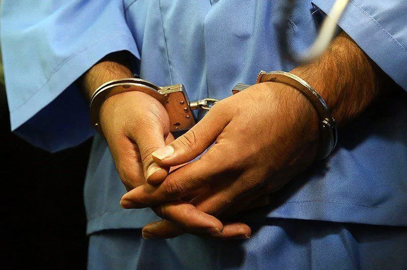 لحظه حمله به یک دختر با شی نوک تیز +عکس