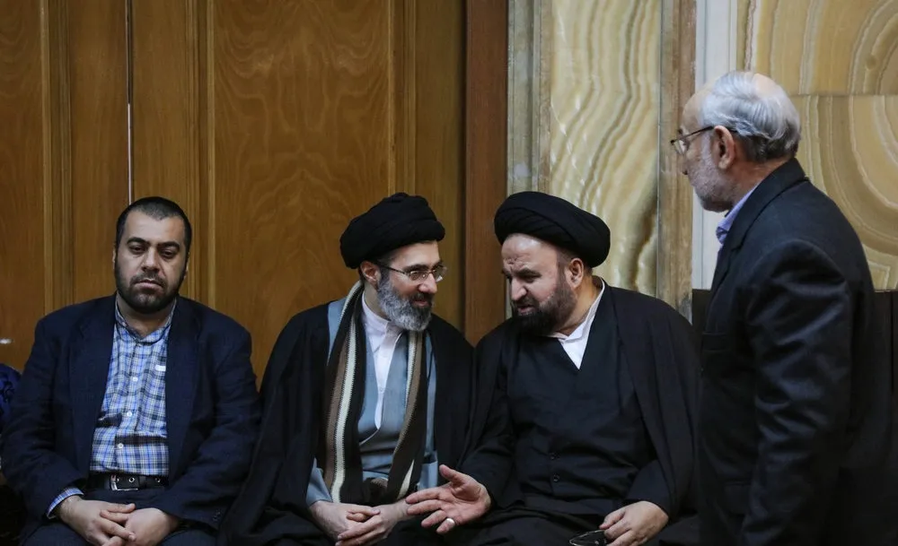 فرزندان رهبر انقلاب در مراسم ختم پدر دو شهید +عکس