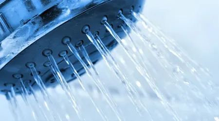دوش گرفتن صبحگاهی بهتر است یا شبانه