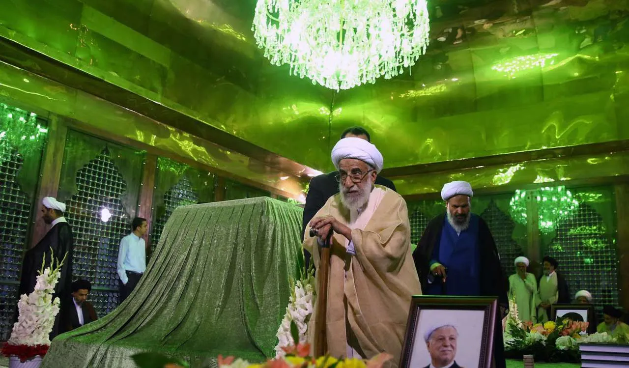 آیت الله جنتی بر سر مزار آیت الله هاشمی +تصاویر