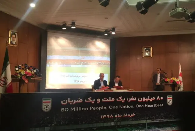 ویلموتس به طور رسمی با تیم ملی قرارداد بست
