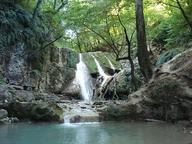 معجزه عجیب در دل طبیعت؛ آبشاری که آب در آن سربالا می رود! + فیلم