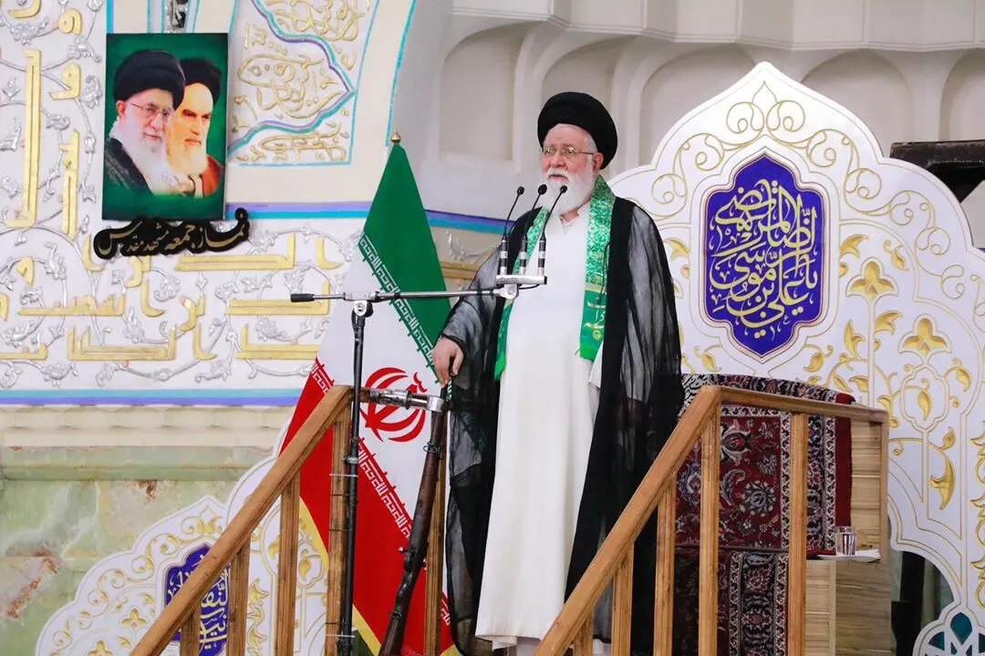 علم الهدی: حادثه قطار منجر به عزادار شدن ۲۲ خانواده شده، مگر خط راه آهن محافظ ندارد؟