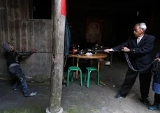 پسری با قلاده +عکس
