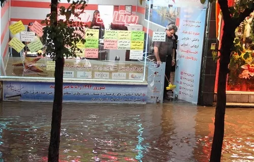 آبگرفتگی 20 مغازه در خیابان ولیعصر
